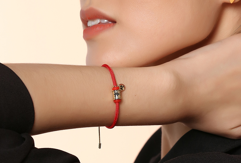 V&ograve;ng tay d&acirc;y đỏ may mắn 